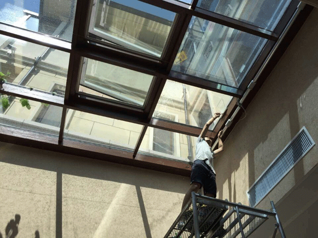 ?煙臺開發(fā)區(qū)海信天山郡隔熱膜貼膜現(xiàn)場